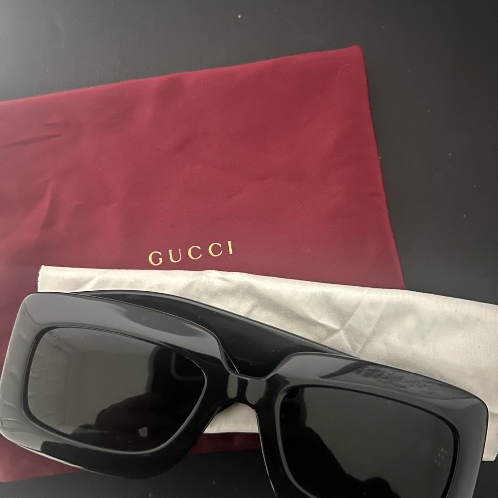 Gucci glasses like brand new dust bag and glass cleaner included